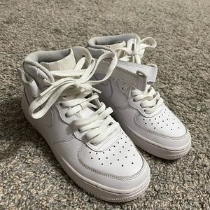 High top nike Air Force Ones Size 4Youth